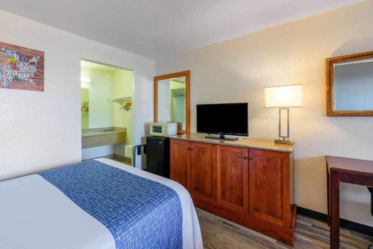 Econo Lodge Phoenix North I-17 المظهر الخارجي الصورة